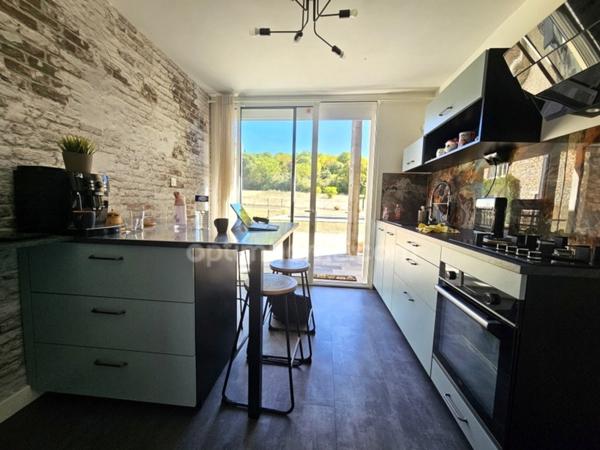 Ensemble immobilier, composé de deux maisons rénovées 135 et 105 m² sur un même terrain de 1900 m² avec piscine Proche de MAGNAC SUR TOUVRE (16)