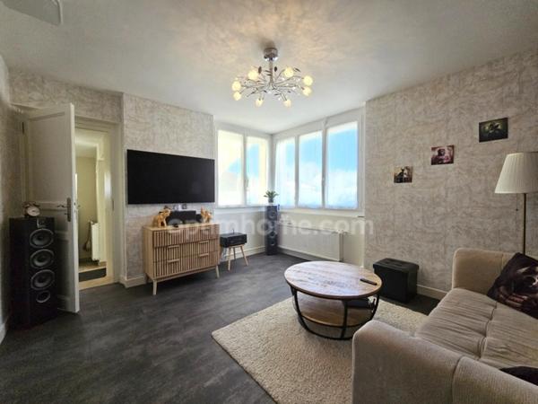 Ensemble immobilier, composé de deux maisons rénovées 135 et 105 m² sur un même terrain de 1900 m² avec piscine Proche de MAGNAC SUR TOUVRE (16)