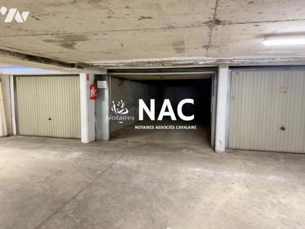 Grand garage double fermée en centre-ville