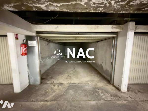 Grand garage double fermée en centre-ville