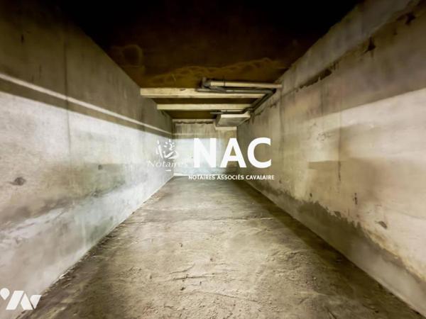 Grand garage double fermée en centre-ville