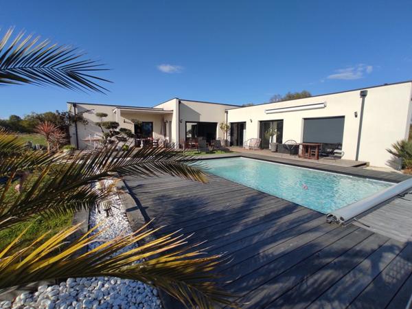 MAISON CONTEMPORAINE PLAIN -PIED , VUE PYRENEES AVEC PISCINE .