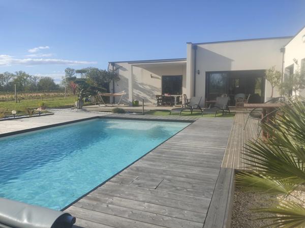 MAISON CONTEMPORAINE PLAIN -PIED , VUE PYRENEES AVEC PISCINE .