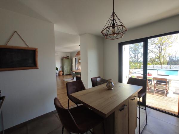 MAISON CONTEMPORAINE PLAIN -PIED , VUE PYRENEES AVEC PISCINE .