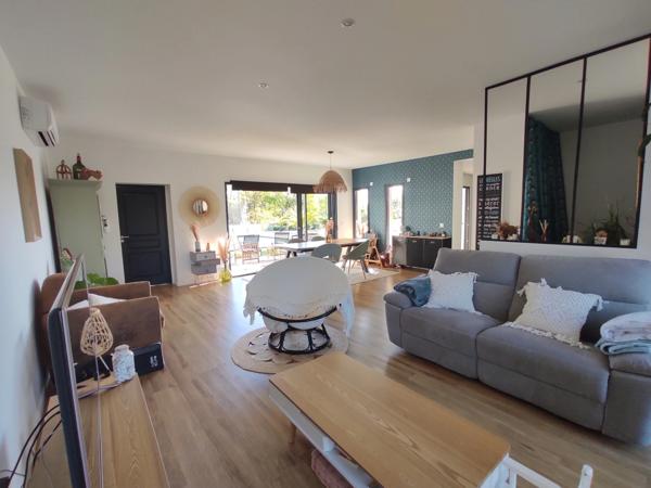 MAISON CONTEMPORAINE PLAIN -PIED , VUE PYRENEES AVEC PISCINE .