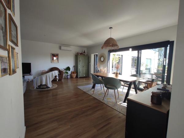 MAISON CONTEMPORAINE PLAIN -PIED , VUE PYRENEES AVEC PISCINE .