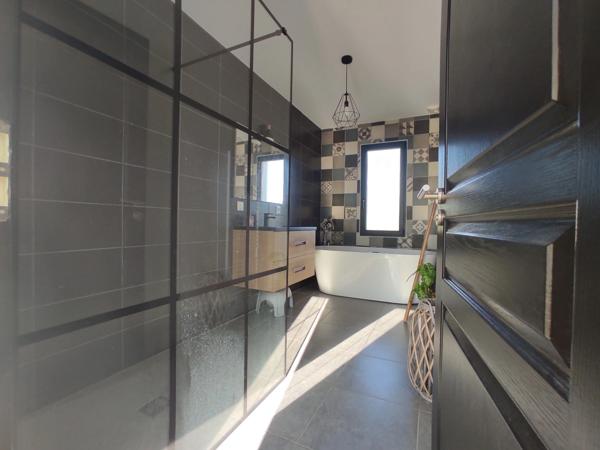 MAISON CONTEMPORAINE PLAIN -PIED , VUE PYRENEES AVEC PISCINE .