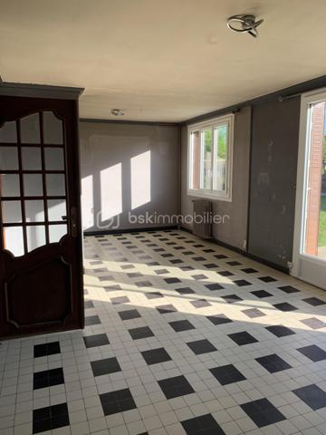 RARE SUR LE MARCHÉ : Maison Familiale de 100m² - Potentiel Exceptionnel & Éligible Aides Rénovation
Neufchâtel-en-Bray | Environnement calme et privilégié

Découvrez cette maison de 5 chambres, idéalement située dans un secteur paisible de Neufchâtel-en-Bray. Alliant le confort du plain-pied et un potentiel de valorisation unique, cette propriété de 100 m² sur un terrain clos de 1 000 m² est une opportunité rare.

Les  Travaux déjà Réalisés (Sérénité assurée) :
Menuiseries neuves : Toutes les fenêtres ont été changées il y a 18 mois (Double vitrage PVC haute performance).

Toiture & Façade : Ravalement récent, nettoyage de la toiture (Tuiles de Beauvais) effectué.

Isolation : Le plafond du sous-sol a déjà été isolé.

 Une Distribution Idéale (5 Chambres) :
Vie de plain-pied : Le rez-de-chaussée dispose de 2 chambres, offrant une autonomie complète.

Espace Nuit : 3 chambres supplémentaires à l'étage pour accueillir toute la famille.

Extérieur : Une belle terrasse de 25 m² pour vos repas d'été.
 et le terrain est entièrement clos 

Sous-sol total : Un immense espace sous toute la surface de la maison (garage, atelier, stockage).

Un Projet de Rénovation "Gagnant-Gagnant" :
La maison nécessite une décoration intérieure pour la remettre à votre goût. Côté technique, elle dispose actuellement d'un chauffage au fioul.

L'ATOUT FINANCIER :
Le remplacement de la chaudière fioul, l'installation d'une VMC et une éventuelle isolation par l'extérieur (ITE) et des combles font de ce bien un candidat idéal aux subventions de l'État (MaPrimeRénov’, CEE).

Transformez cette maison en une demeure basse consommation (passoire thermique vers classe A/B) tout en faisant financer une grande partie des travaux par les aides publiques !

 Le Cadre :
Un environnement calme, vert et très agréable, tout en restant à proximité des services de Neufchâtel-en-Bray.

Le diagnostic est posé, les fondations sont saines, il ne manque que votre projet !
Contactez moi pour une visite
https://www.youtube.com/watch?v=iduSpv24Jbc