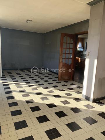 RARE SUR LE MARCHÉ : Maison Familiale de 100m² - Potentiel Exceptionnel & Éligible Aides Rénovation
Neufchâtel-en-Bray | Environnement calme et privilégié

Découvrez cette maison de 5 chambres, idéalement située dans un secteur paisible de Neufchâtel-en-Bray. Alliant le confort du plain-pied et un potentiel de valorisation unique, cette propriété de 100 m² sur un terrain clos de 1 000 m² est une opportunité rare.

Les  Travaux déjà Réalisés (Sérénité assurée) :
Menuiseries neuves : Toutes les fenêtres ont été changées il y a 18 mois (Double vitrage PVC haute performance).

Toiture & Façade : Ravalement récent, nettoyage de la toiture (Tuiles de Beauvais) effectué.

Isolation : Le plafond du sous-sol a déjà été isolé.

 Une Distribution Idéale (5 Chambres) :
Vie de plain-pied : Le rez-de-chaussée dispose de 2 chambres, offrant une autonomie complète.

Espace Nuit : 3 chambres supplémentaires à l'étage pour accueillir toute la famille.

Extérieur : Une belle terrasse de 25 m² pour vos repas d'été.
 et le terrain est entièrement clos 

Sous-sol total : Un immense espace sous toute la surface de la maison (garage, atelier, stockage).

Un Projet de Rénovation "Gagnant-Gagnant" :
La maison nécessite une décoration intérieure pour la remettre à votre goût. Côté technique, elle dispose actuellement d'un chauffage au fioul.

L'ATOUT FINANCIER :
Le remplacement de la chaudière fioul, l'installation d'une VMC et une éventuelle isolation par l'extérieur (ITE) et des combles font de ce bien un candidat idéal aux subventions de l'État (MaPrimeRénov’, CEE).

Transformez cette maison en une demeure basse consommation (passoire thermique vers classe A/B) tout en faisant financer une grande partie des travaux par les aides publiques !

 Le Cadre :
Un environnement calme, vert et très agréable, tout en restant à proximité des services de Neufchâtel-en-Bray.

Le diagnostic est posé, les fondations sont saines, il ne manque que votre projet !
Contactez moi pour une visite
https://www.youtube.com/watch?v=iduSpv24Jbc