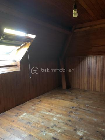RARE SUR LE MARCHÉ : Maison Familiale de 100m² - Potentiel Exceptionnel & Éligible Aides Rénovation
Neufchâtel-en-Bray | Environnement calme et privilégié

Découvrez cette maison de 5 chambres, idéalement située dans un secteur paisible de Neufchâtel-en-Bray. Alliant le confort du plain-pied et un potentiel de valorisation unique, cette propriété de 100 m² sur un terrain clos de 1 000 m² est une opportunité rare.

Les  Travaux déjà Réalisés (Sérénité assurée) :
Menuiseries neuves : Toutes les fenêtres ont été changées il y a 18 mois (Double vitrage PVC haute performance).

Toiture & Façade : Ravalement récent, nettoyage de la toiture (Tuiles de Beauvais) effectué.

Isolation : Le plafond du sous-sol a déjà été isolé.

 Une Distribution Idéale (5 Chambres) :
Vie de plain-pied : Le rez-de-chaussée dispose de 2 chambres, offrant une autonomie complète.

Espace Nuit : 3 chambres supplémentaires à l'étage pour accueillir toute la famille.

Extérieur : Une belle terrasse de 25 m² pour vos repas d'été.
 et le terrain est entièrement clos 

Sous-sol total : Un immense espace sous toute la surface de la maison (garage, atelier, stockage).

Un Projet de Rénovation "Gagnant-Gagnant" :
La maison nécessite une décoration intérieure pour la remettre à votre goût. Côté technique, elle dispose actuellement d'un chauffage au fioul.

L'ATOUT FINANCIER :
Le remplacement de la chaudière fioul, l'installation d'une VMC et une éventuelle isolation par l'extérieur (ITE) et des combles font de ce bien un candidat idéal aux subventions de l'État (MaPrimeRénov’, CEE).

Transformez cette maison en une demeure basse consommation (passoire thermique vers classe A/B) tout en faisant financer une grande partie des travaux par les aides publiques !

 Le Cadre :
Un environnement calme, vert et très agréable, tout en restant à proximité des services de Neufchâtel-en-Bray.

Le diagnostic est posé, les fondations sont saines, il ne manque que votre projet !
Contactez moi pour une visite
https://www.youtube.com/watch?v=iduSpv24Jbc