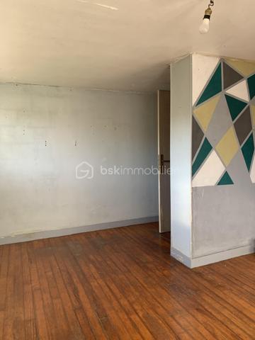 RARE SUR LE MARCHÉ : Maison Familiale de 100m² - Potentiel Exceptionnel & Éligible Aides Rénovation
Neufchâtel-en-Bray | Environnement calme et privilégié

Découvrez cette maison de 5 chambres, idéalement située dans un secteur paisible de Neufchâtel-en-Bray. Alliant le confort du plain-pied et un potentiel de valorisation unique, cette propriété de 100 m² sur un terrain clos de 1 000 m² est une opportunité rare.

Les  Travaux déjà Réalisés (Sérénité assurée) :
Menuiseries neuves : Toutes les fenêtres ont été changées il y a 18 mois (Double vitrage PVC haute performance).

Toiture & Façade : Ravalement récent, nettoyage de la toiture (Tuiles de Beauvais) effectué.

Isolation : Le plafond du sous-sol a déjà été isolé.

 Une Distribution Idéale (5 Chambres) :
Vie de plain-pied : Le rez-de-chaussée dispose de 2 chambres, offrant une autonomie complète.

Espace Nuit : 3 chambres supplémentaires à l'étage pour accueillir toute la famille.

Extérieur : Une belle terrasse de 25 m² pour vos repas d'été.
 et le terrain est entièrement clos 

Sous-sol total : Un immense espace sous toute la surface de la maison (garage, atelier, stockage).

Un Projet de Rénovation "Gagnant-Gagnant" :
La maison nécessite une décoration intérieure pour la remettre à votre goût. Côté technique, elle dispose actuellement d'un chauffage au fioul.

L'ATOUT FINANCIER :
Le remplacement de la chaudière fioul, l'installation d'une VMC et une éventuelle isolation par l'extérieur (ITE) et des combles font de ce bien un candidat idéal aux subventions de l'État (MaPrimeRénov’, CEE).

Transformez cette maison en une demeure basse consommation (passoire thermique vers classe A/B) tout en faisant financer une grande partie des travaux par les aides publiques !

 Le Cadre :
Un environnement calme, vert et très agréable, tout en restant à proximité des services de Neufchâtel-en-Bray.

Le diagnostic est posé, les fondations sont saines, il ne manque que votre projet !
Contactez moi pour une visite
https://www.youtube.com/watch?v=iduSpv24Jbc