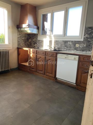 RARE SUR LE MARCHÉ : Maison Familiale de 100m² - Potentiel Exceptionnel & Éligible Aides Rénovation
Neufchâtel-en-Bray | Environnement calme et privilégié

Découvrez cette maison de 5 chambres, idéalement située dans un secteur paisible de Neufchâtel-en-Bray. Alliant le confort du plain-pied et un potentiel de valorisation unique, cette propriété de 100 m² sur un terrain clos de 1 000 m² est une opportunité rare.

Les  Travaux déjà Réalisés (Sérénité assurée) :
Menuiseries neuves : Toutes les fenêtres ont été changées il y a 18 mois (Double vitrage PVC haute performance).

Toiture & Façade : Ravalement récent, nettoyage de la toiture (Tuiles de Beauvais) effectué.

Isolation : Le plafond du sous-sol a déjà été isolé.

 Une Distribution Idéale (5 Chambres) :
Vie de plain-pied : Le rez-de-chaussée dispose de 2 chambres, offrant une autonomie complète.

Espace Nuit : 3 chambres supplémentaires à l'étage pour accueillir toute la famille.

Extérieur : Une belle terrasse de 25 m² pour vos repas d'été.
 et le terrain est entièrement clos 

Sous-sol total : Un immense espace sous toute la surface de la maison (garage, atelier, stockage).

Un Projet de Rénovation "Gagnant-Gagnant" :
La maison nécessite une décoration intérieure pour la remettre à votre goût. Côté technique, elle dispose actuellement d'un chauffage au fioul.

L'ATOUT FINANCIER :
Le remplacement de la chaudière fioul, l'installation d'une VMC et une éventuelle isolation par l'extérieur (ITE) et des combles font de ce bien un candidat idéal aux subventions de l'État (MaPrimeRénov’, CEE).

Transformez cette maison en une demeure basse consommation (passoire thermique vers classe A/B) tout en faisant financer une grande partie des travaux par les aides publiques !

 Le Cadre :
Un environnement calme, vert et très agréable, tout en restant à proximité des services de Neufchâtel-en-Bray.

Le diagnostic est posé, les fondations sont saines, il ne manque que votre projet !
Contactez moi pour une visite
https://www.youtube.com/watch?v=iduSpv24Jbc