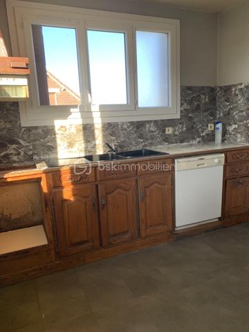 RARE SUR LE MARCHÉ : Maison Familiale de 100m² - Potentiel Exceptionnel & Éligible Aides Rénovation
Neufchâtel-en-Bray | Environnement calme et privilégié

Découvrez cette maison de 5 chambres, idéalement située dans un secteur paisible de Neufchâtel-en-Bray. Alliant le confort du plain-pied et un potentiel de valorisation unique, cette propriété de 100 m² sur un terrain clos de 1 000 m² est une opportunité rare.

Les  Travaux déjà Réalisés (Sérénité assurée) :
Menuiseries neuves : Toutes les fenêtres ont été changées il y a 18 mois (Double vitrage PVC haute performance).

Toiture & Façade : Ravalement récent, nettoyage de la toiture (Tuiles de Beauvais) effectué.

Isolation : Le plafond du sous-sol a déjà été isolé.

 Une Distribution Idéale (5 Chambres) :
Vie de plain-pied : Le rez-de-chaussée dispose de 2 chambres, offrant une autonomie complète.

Espace Nuit : 3 chambres supplémentaires à l'étage pour accueillir toute la famille.

Extérieur : Une belle terrasse de 25 m² pour vos repas d'été.
 et le terrain est entièrement clos 

Sous-sol total : Un immense espace sous toute la surface de la maison (garage, atelier, stockage).

Un Projet de Rénovation "Gagnant-Gagnant" :
La maison nécessite une décoration intérieure pour la remettre à votre goût. Côté technique, elle dispose actuellement d'un chauffage au fioul.

L'ATOUT FINANCIER :
Le remplacement de la chaudière fioul, l'installation d'une VMC et une éventuelle isolation par l'extérieur (ITE) et des combles font de ce bien un candidat idéal aux subventions de l'État (MaPrimeRénov’, CEE).

Transformez cette maison en une demeure basse consommation (passoire thermique vers classe A/B) tout en faisant financer une grande partie des travaux par les aides publiques !

 Le Cadre :
Un environnement calme, vert et très agréable, tout en restant à proximité des services de Neufchâtel-en-Bray.

Le diagnostic est posé, les fondations sont saines, il ne manque que votre projet !
Contactez moi pour une visite
https://www.youtube.com/watch?v=iduSpv24Jbc