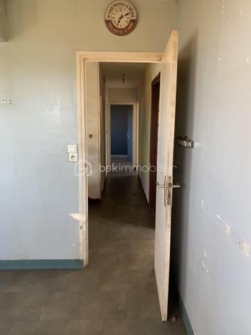 RARE SUR LE MARCHÉ : Maison Familiale de 100m² - Potentiel Exceptionnel & Éligible Aides Rénovation
Neufchâtel-en-Bray | Environnement calme et privilégié

Découvrez cette maison de 5 chambres, idéalement située dans un secteur paisible de Neufchâtel-en-Bray. Alliant le confort du plain-pied et un potentiel de valorisation unique, cette propriété de 100 m² sur un terrain clos de 1 000 m² est une opportunité rare.

Les  Travaux déjà Réalisés (Sérénité assurée) :
Menuiseries neuves : Toutes les fenêtres ont été changées il y a 18 mois (Double vitrage PVC haute performance).

Toiture & Façade : Ravalement récent, nettoyage de la toiture (Tuiles de Beauvais) effectué.

Isolation : Le plafond du sous-sol a déjà été isolé.

 Une Distribution Idéale (5 Chambres) :
Vie de plain-pied : Le rez-de-chaussée dispose de 2 chambres, offrant une autonomie complète.

Espace Nuit : 3 chambres supplémentaires à l'étage pour accueillir toute la famille.

Extérieur : Une belle terrasse de 25 m² pour vos repas d'été.
 et le terrain est entièrement clos 

Sous-sol total : Un immense espace sous toute la surface de la maison (garage, atelier, stockage).

Un Projet de Rénovation "Gagnant-Gagnant" :
La maison nécessite une décoration intérieure pour la remettre à votre goût. Côté technique, elle dispose actuellement d'un chauffage au fioul.

L'ATOUT FINANCIER :
Le remplacement de la chaudière fioul, l'installation d'une VMC et une éventuelle isolation par l'extérieur (ITE) et des combles font de ce bien un candidat idéal aux subventions de l'État (MaPrimeRénov’, CEE).

Transformez cette maison en une demeure basse consommation (passoire thermique vers classe A/B) tout en faisant financer une grande partie des travaux par les aides publiques !

 Le Cadre :
Un environnement calme, vert et très agréable, tout en restant à proximité des services de Neufchâtel-en-Bray.

Le diagnostic est posé, les fondations sont saines, il ne manque que votre projet !
Contactez moi pour une visite
https://www.youtube.com/watch?v=iduSpv24Jbc