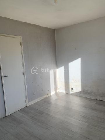 RARE SUR LE MARCHÉ : Maison Familiale de 100m² - Potentiel Exceptionnel & Éligible Aides Rénovation
Neufchâtel-en-Bray | Environnement calme et privilégié

Découvrez cette maison de 5 chambres, idéalement située dans un secteur paisible de Neufchâtel-en-Bray. Alliant le confort du plain-pied et un potentiel de valorisation unique, cette propriété de 100 m² sur un terrain clos de 1 000 m² est une opportunité rare.

Les  Travaux déjà Réalisés (Sérénité assurée) :
Menuiseries neuves : Toutes les fenêtres ont été changées il y a 18 mois (Double vitrage PVC haute performance).

Toiture & Façade : Ravalement récent, nettoyage de la toiture (Tuiles de Beauvais) effectué.

Isolation : Le plafond du sous-sol a déjà été isolé.

 Une Distribution Idéale (5 Chambres) :
Vie de plain-pied : Le rez-de-chaussée dispose de 2 chambres, offrant une autonomie complète.

Espace Nuit : 3 chambres supplémentaires à l'étage pour accueillir toute la famille.

Extérieur : Une belle terrasse de 25 m² pour vos repas d'été.
 et le terrain est entièrement clos 

Sous-sol total : Un immense espace sous toute la surface de la maison (garage, atelier, stockage).

Un Projet de Rénovation "Gagnant-Gagnant" :
La maison nécessite une décoration intérieure pour la remettre à votre goût. Côté technique, elle dispose actuellement d'un chauffage au fioul.

L'ATOUT FINANCIER :
Le remplacement de la chaudière fioul, l'installation d'une VMC et une éventuelle isolation par l'extérieur (ITE) et des combles font de ce bien un candidat idéal aux subventions de l'État (MaPrimeRénov’, CEE).

Transformez cette maison en une demeure basse consommation (passoire thermique vers classe A/B) tout en faisant financer une grande partie des travaux par les aides publiques !

 Le Cadre :
Un environnement calme, vert et très agréable, tout en restant à proximité des services de Neufchâtel-en-Bray.

Le diagnostic est posé, les fondations sont saines, il ne manque que votre projet !
Contactez moi pour une visite
https://www.youtube.com/watch?v=iduSpv24Jbc