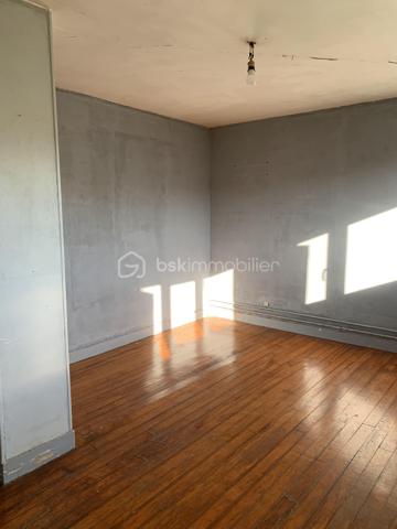 RARE SUR LE MARCHÉ : Maison Familiale de 100m² - Potentiel Exceptionnel & Éligible Aides Rénovation
Neufchâtel-en-Bray | Environnement calme et privilégié

Découvrez cette maison de 5 chambres, idéalement située dans un secteur paisible de Neufchâtel-en-Bray. Alliant le confort du plain-pied et un potentiel de valorisation unique, cette propriété de 100 m² sur un terrain clos de 1 000 m² est une opportunité rare.

Les  Travaux déjà Réalisés (Sérénité assurée) :
Menuiseries neuves : Toutes les fenêtres ont été changées il y a 18 mois (Double vitrage PVC haute performance).

Toiture & Façade : Ravalement récent, nettoyage de la toiture (Tuiles de Beauvais) effectué.

Isolation : Le plafond du sous-sol a déjà été isolé.

 Une Distribution Idéale (5 Chambres) :
Vie de plain-pied : Le rez-de-chaussée dispose de 2 chambres, offrant une autonomie complète.

Espace Nuit : 3 chambres supplémentaires à l'étage pour accueillir toute la famille.

Extérieur : Une belle terrasse de 25 m² pour vos repas d'été.
 et le terrain est entièrement clos 

Sous-sol total : Un immense espace sous toute la surface de la maison (garage, atelier, stockage).

Un Projet de Rénovation "Gagnant-Gagnant" :
La maison nécessite une décoration intérieure pour la remettre à votre goût. Côté technique, elle dispose actuellement d'un chauffage au fioul.

L'ATOUT FINANCIER :
Le remplacement de la chaudière fioul, l'installation d'une VMC et une éventuelle isolation par l'extérieur (ITE) et des combles font de ce bien un candidat idéal aux subventions de l'État (MaPrimeRénov’, CEE).

Transformez cette maison en une demeure basse consommation (passoire thermique vers classe A/B) tout en faisant financer une grande partie des travaux par les aides publiques !

 Le Cadre :
Un environnement calme, vert et très agréable, tout en restant à proximité des services de Neufchâtel-en-Bray.

Le diagnostic est posé, les fondations sont saines, il ne manque que votre projet !
Contactez moi pour une visite
https://www.youtube.com/watch?v=iduSpv24Jbc