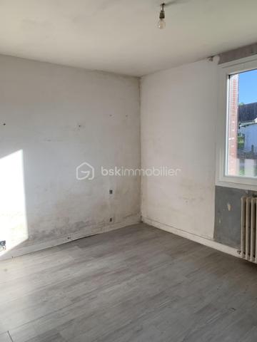 RARE SUR LE MARCHÉ : Maison Familiale de 100m² - Potentiel Exceptionnel & Éligible Aides Rénovation
Neufchâtel-en-Bray | Environnement calme et privilégié

Découvrez cette maison de 5 chambres, idéalement située dans un secteur paisible de Neufchâtel-en-Bray. Alliant le confort du plain-pied et un potentiel de valorisation unique, cette propriété de 100 m² sur un terrain clos de 1 000 m² est une opportunité rare.

Les  Travaux déjà Réalisés (Sérénité assurée) :
Menuiseries neuves : Toutes les fenêtres ont été changées il y a 18 mois (Double vitrage PVC haute performance).

Toiture & Façade : Ravalement récent, nettoyage de la toiture (Tuiles de Beauvais) effectué.

Isolation : Le plafond du sous-sol a déjà été isolé.

 Une Distribution Idéale (5 Chambres) :
Vie de plain-pied : Le rez-de-chaussée dispose de 2 chambres, offrant une autonomie complète.

Espace Nuit : 3 chambres supplémentaires à l'étage pour accueillir toute la famille.

Extérieur : Une belle terrasse de 25 m² pour vos repas d'été.
 et le terrain est entièrement clos 

Sous-sol total : Un immense espace sous toute la surface de la maison (garage, atelier, stockage).

Un Projet de Rénovation "Gagnant-Gagnant" :
La maison nécessite une décoration intérieure pour la remettre à votre goût. Côté technique, elle dispose actuellement d'un chauffage au fioul.

L'ATOUT FINANCIER :
Le remplacement de la chaudière fioul, l'installation d'une VMC et une éventuelle isolation par l'extérieur (ITE) et des combles font de ce bien un candidat idéal aux subventions de l'État (MaPrimeRénov’, CEE).

Transformez cette maison en une demeure basse consommation (passoire thermique vers classe A/B) tout en faisant financer une grande partie des travaux par les aides publiques !

 Le Cadre :
Un environnement calme, vert et très agréable, tout en restant à proximité des services de Neufchâtel-en-Bray.

Le diagnostic est posé, les fondations sont saines, il ne manque que votre projet !
Contactez moi pour une visite
https://www.youtube.com/watch?v=iduSpv24Jbc