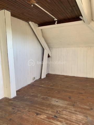 RARE SUR LE MARCHÉ : Maison Familiale de 100m² - Potentiel Exceptionnel & Éligible Aides Rénovation
Neufchâtel-en-Bray | Environnement calme et privilégié

Découvrez cette maison de 5 chambres, idéalement située dans un secteur paisible de Neufchâtel-en-Bray. Alliant le confort du plain-pied et un potentiel de valorisation unique, cette propriété de 100 m² sur un terrain clos de 1 000 m² est une opportunité rare.

Les  Travaux déjà Réalisés (Sérénité assurée) :
Menuiseries neuves : Toutes les fenêtres ont été changées il y a 18 mois (Double vitrage PVC haute performance).

Toiture & Façade : Ravalement récent, nettoyage de la toiture (Tuiles de Beauvais) effectué.

Isolation : Le plafond du sous-sol a déjà été isolé.

 Une Distribution Idéale (5 Chambres) :
Vie de plain-pied : Le rez-de-chaussée dispose de 2 chambres, offrant une autonomie complète.

Espace Nuit : 3 chambres supplémentaires à l'étage pour accueillir toute la famille.

Extérieur : Une belle terrasse de 25 m² pour vos repas d'été.
 et le terrain est entièrement clos 

Sous-sol total : Un immense espace sous toute la surface de la maison (garage, atelier, stockage).

Un Projet de Rénovation "Gagnant-Gagnant" :
La maison nécessite une décoration intérieure pour la remettre à votre goût. Côté technique, elle dispose actuellement d'un chauffage au fioul.

L'ATOUT FINANCIER :
Le remplacement de la chaudière fioul, l'installation d'une VMC et une éventuelle isolation par l'extérieur (ITE) et des combles font de ce bien un candidat idéal aux subventions de l'État (MaPrimeRénov’, CEE).

Transformez cette maison en une demeure basse consommation (passoire thermique vers classe A/B) tout en faisant financer une grande partie des travaux par les aides publiques !

 Le Cadre :
Un environnement calme, vert et très agréable, tout en restant à proximité des services de Neufchâtel-en-Bray.

Le diagnostic est posé, les fondations sont saines, il ne manque que votre projet !
Contactez moi pour une visite
https://www.youtube.com/watch?v=iduSpv24Jbc
