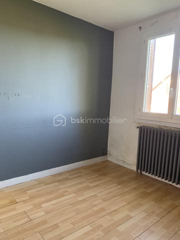 RARE SUR LE MARCHÉ : Maison Familiale de 100m² - Potentiel Exceptionnel & Éligible Aides Rénovation
Neufchâtel-en-Bray | Environnement calme et privilégié

Découvrez cette maison de 5 chambres, idéalement située dans un secteur paisible de Neufchâtel-en-Bray. Alliant le confort du plain-pied et un potentiel de valorisation unique, cette propriété de 100 m² sur un terrain clos de 1 000 m² est une opportunité rare.

Les  Travaux déjà Réalisés (Sérénité assurée) :
Menuiseries neuves : Toutes les fenêtres ont été changées il y a 18 mois (Double vitrage PVC haute performance).

Toiture & Façade : Ravalement récent, nettoyage de la toiture (Tuiles de Beauvais) effectué.

Isolation : Le plafond du sous-sol a déjà été isolé.

 Une Distribution Idéale (5 Chambres) :
Vie de plain-pied : Le rez-de-chaussée dispose de 2 chambres, offrant une autonomie complète.

Espace Nuit : 3 chambres supplémentaires à l'étage pour accueillir toute la famille.

Extérieur : Une belle terrasse de 25 m² pour vos repas d'été.
 et le terrain est entièrement clos 

Sous-sol total : Un immense espace sous toute la surface de la maison (garage, atelier, stockage).

Un Projet de Rénovation "Gagnant-Gagnant" :
La maison nécessite une décoration intérieure pour la remettre à votre goût. Côté technique, elle dispose actuellement d'un chauffage au fioul.

L'ATOUT FINANCIER :
Le remplacement de la chaudière fioul, l'installation d'une VMC et une éventuelle isolation par l'extérieur (ITE) et des combles font de ce bien un candidat idéal aux subventions de l'État (MaPrimeRénov’, CEE).

Transformez cette maison en une demeure basse consommation (passoire thermique vers classe A/B) tout en faisant financer une grande partie des travaux par les aides publiques !

 Le Cadre :
Un environnement calme, vert et très agréable, tout en restant à proximité des services de Neufchâtel-en-Bray.

Le diagnostic est posé, les fondations sont saines, il ne manque que votre projet !
Contactez moi pour une visite
https://www.youtube.com/watch?v=iduSpv24Jbc
