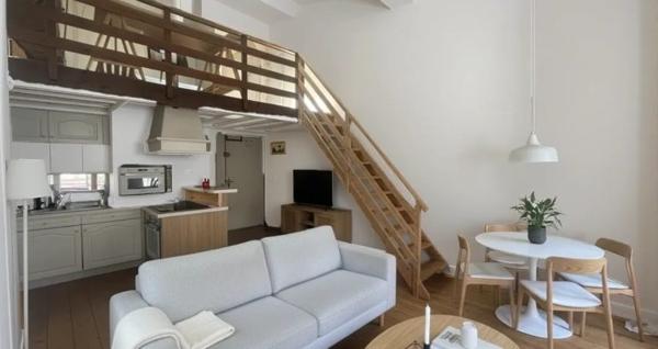HOTEL DE VILLE: T2 DE CARACTERE EN DUPLEX / CLIMATISE