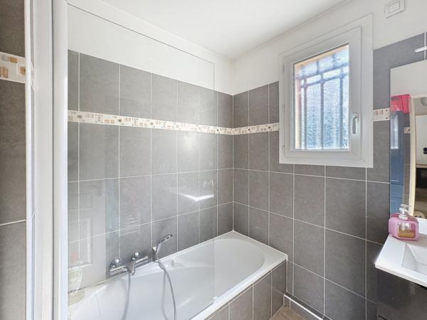 La Seyne Sur Mer - Rez-de-Jardin Appartement 3 pièces de 71.45 m2 + Cave + Garage + Terrasse