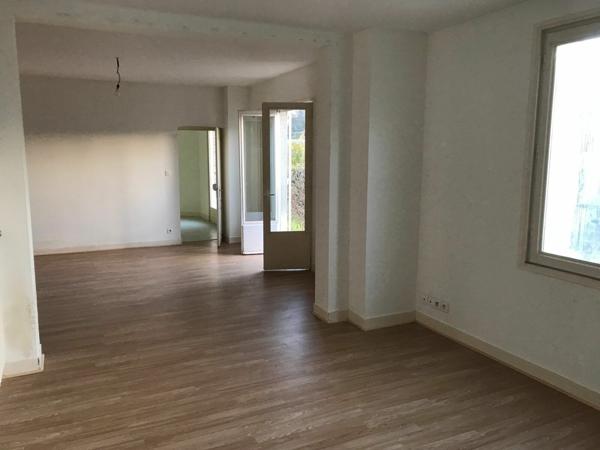 Immeuble à vendre    9 pièces •  Château-Renault