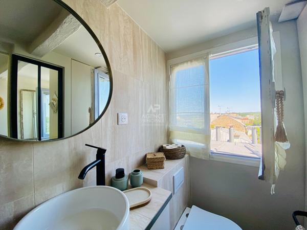 "Versailles Notre-Dame" Dernier étage ! Superbe appartement meublé rénové par architecte de 39m² !

Loyer €1 350/mois charges comprises **

- Ref : 24054