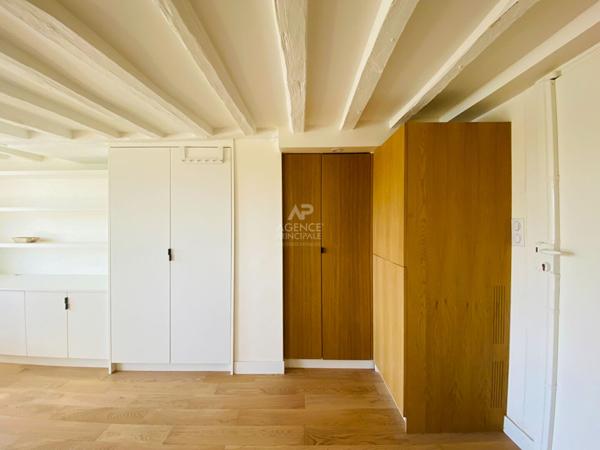 "Versailles Notre-Dame" Dernier étage ! Superbe appartement meublé rénové par architecte de 39m² !

Loyer €1 350/mois charges comprises **

- Ref : 24054