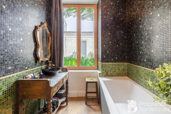 Immeuble Bordeaux Victoire Capucins, en pierre rénové, 230 m² en 6 lots