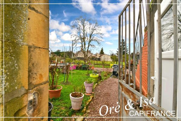 Maison de bourg avec jardin arboré NERONDES (18)