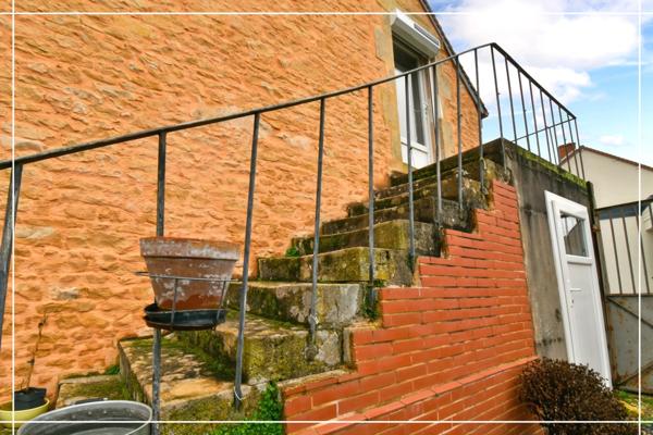 Maison de bourg avec jardin arboré NERONDES (18)