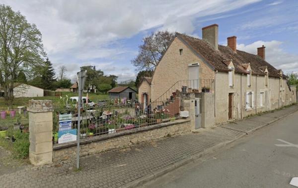 Maison de bourg avec jardin arboré NERONDES (18)