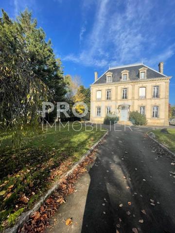 Maison de maître avec dépendances et piscine proche saint maixent l' ecole