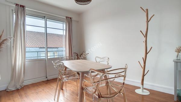 A LOUER APPARTEMENT MEUBLÉ TYPE 3 POITIERS HYPER CENTRE QUARTIER MAGENTA 2 CHAMBRES GRAND BALCON