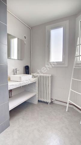 A LOUER APPARTEMENT MEUBLÉ TYPE 3 POITIERS HYPER CENTRE QUARTIER MAGENTA 2 CHAMBRES GRAND BALCON