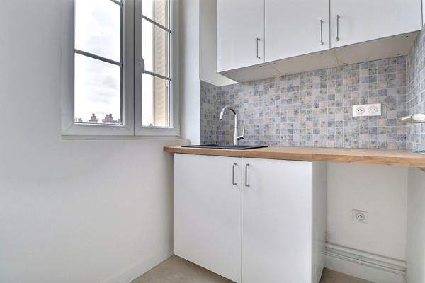 2 pièces rénové au dernier étage