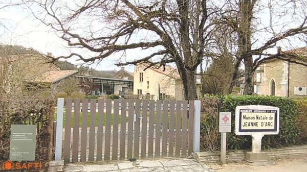 Fonds de commerce d'un bar, restaurant réputé, idéalement situé en face de monuments historiques classés