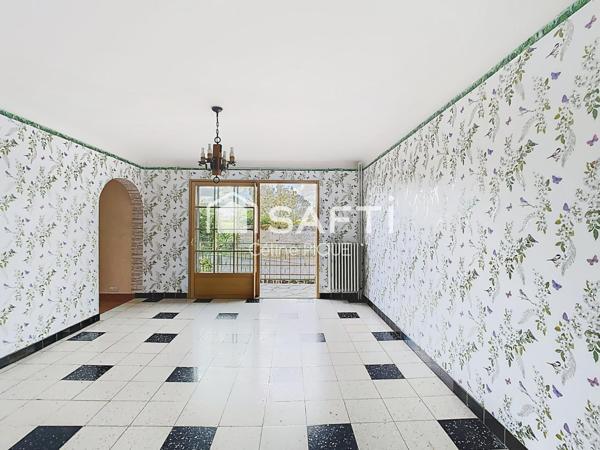 Maison 5 pièces avec sous-sol et double-garage.