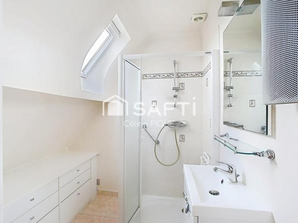 Maison 5 pièces avec sous-sol et double-garage.