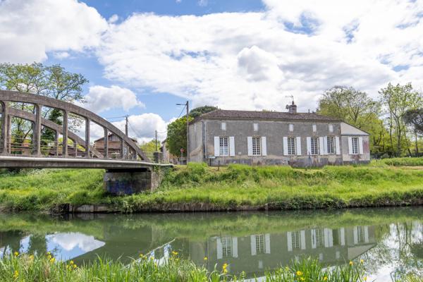 Maison pittoresque au bord des canaux avec accès direct à l’eau