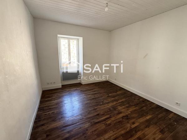 Maison en brasier rénovée avec dépendances et terrain.