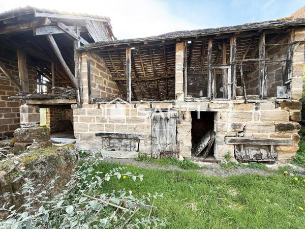 Maison en brasier rénovée avec dépendances et terrain.