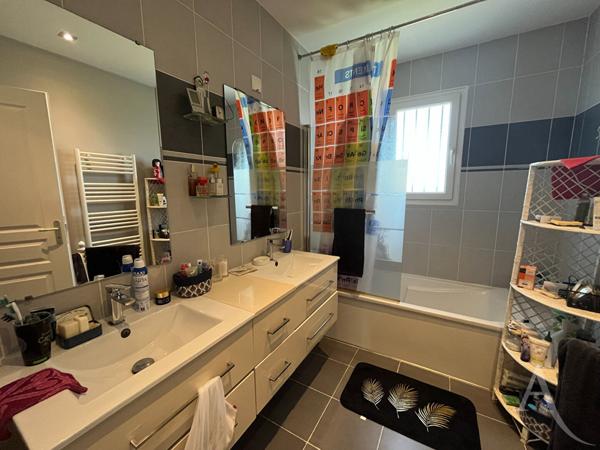 Maison familiale avec garage à Vornay