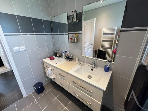 Maison familiale avec garage à Vornay