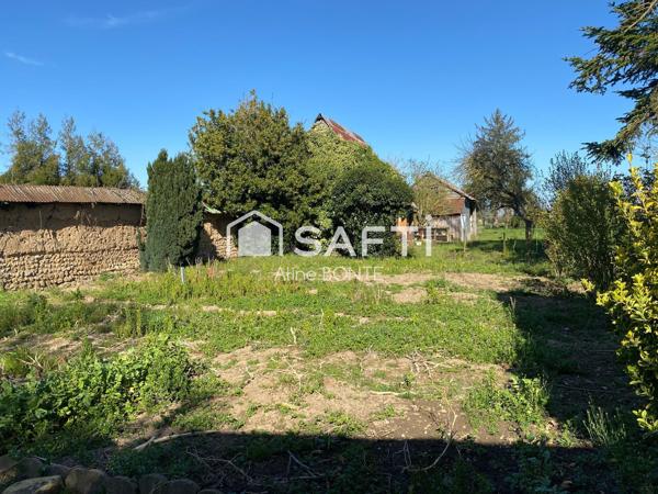 Maison en briques avec une dépendance