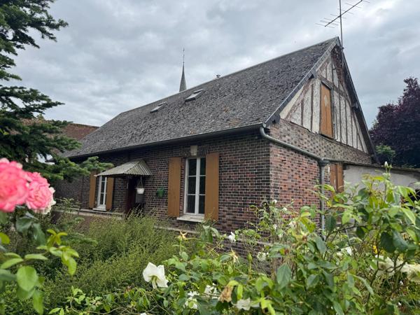 Maison en briques avec une dépendance