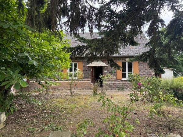 Maison en briques avec une dépendance