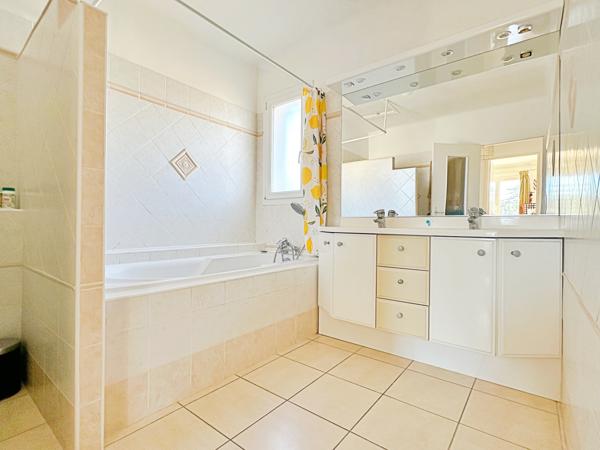 Maison
         6 pièces
        - 163 m² Exclusivité 377 000 € *