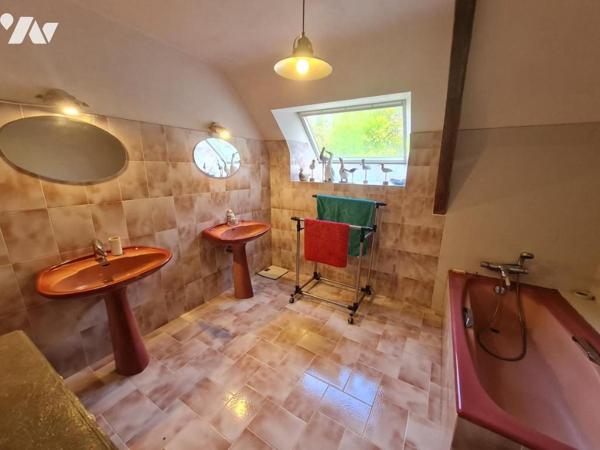 À Vendre à Evellys (Moustoir-Remungol) Anicenne écurie du manoir avec dépendance sur 4 759 m²