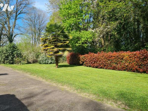 À Vendre à Evellys (Moustoir-Remungol) Anicenne écurie du manoir avec dépendance sur 4 759 m²